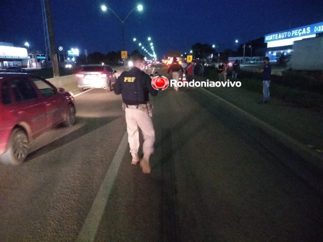 LIVRAMENTO: Motociclista escapa de ser esmagado por carreta na BR-364