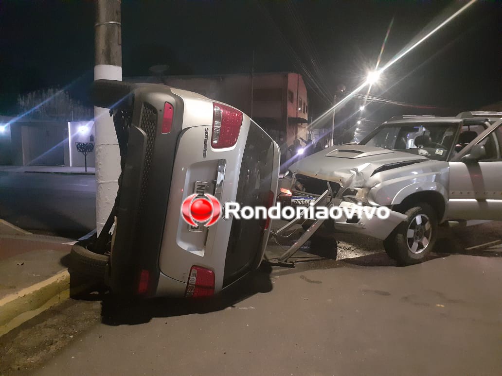 DOIS FERIDOS: Carro tomba e bate em poste após acidente com caminhonete