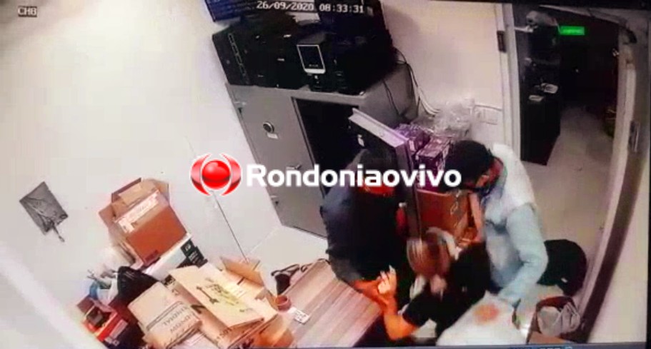 VÍDEO: Assaltantes armados roubam 150 celulares e dinheiro em loja no Centro