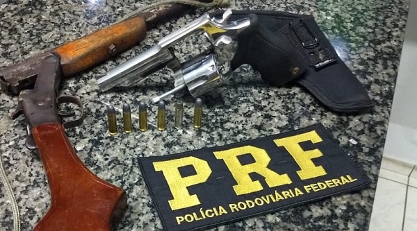 PORTE ILEGAL: Homens abandonam armas ao avistarem fiscalização, mas acabam presos