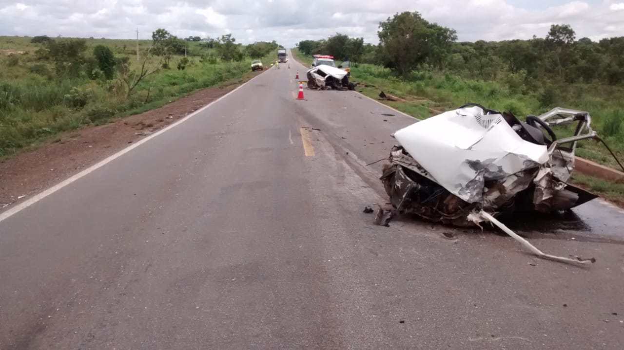 BR 364: Fiat Uno se parte ao meio em acidente com outro carro e duas carretas