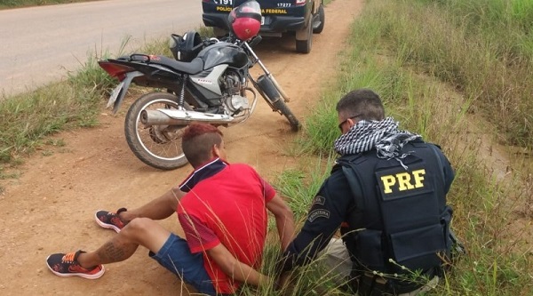 PERSEGUIÇÃO: Após tentativa de fuga, jovem é preso pela PRF com moto roubada