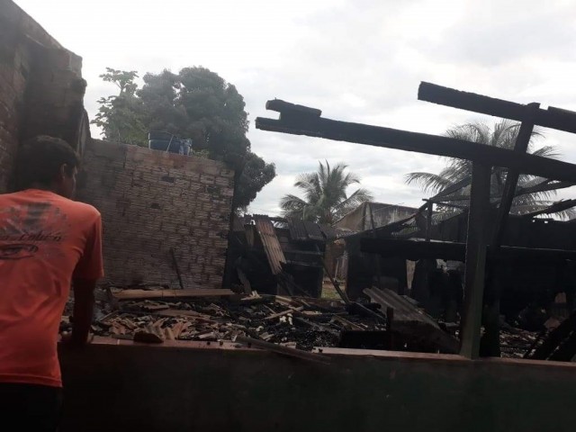 DESTRUIÇÃO: Idosa tem casa incendiada enquanto viajava para visitar os filhos