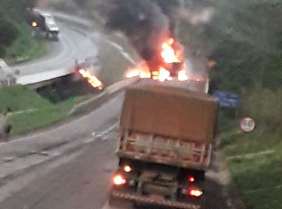 VÍDEO: Carretas pegam fogo sobre ponte e pista fica interditada na BR-364