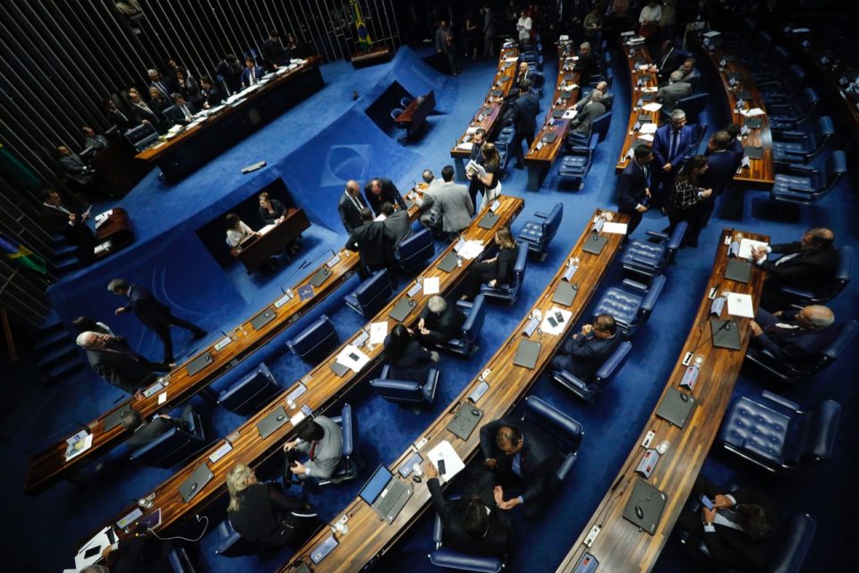 ELEIÇÕES: Senado recua de pontos polêmicos e aprova fundo eleitoral sem definir valor