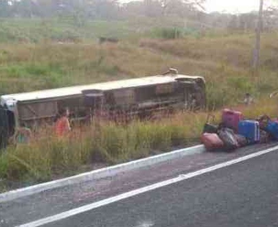 TRAGÉDIA NA 364: Ônibus tomba a caminho de jogos escolares. Um jovem morre e há feridos