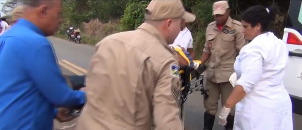 COLISÃO: Motociclista tenta desviar de buraco e bate de frente com caminhão