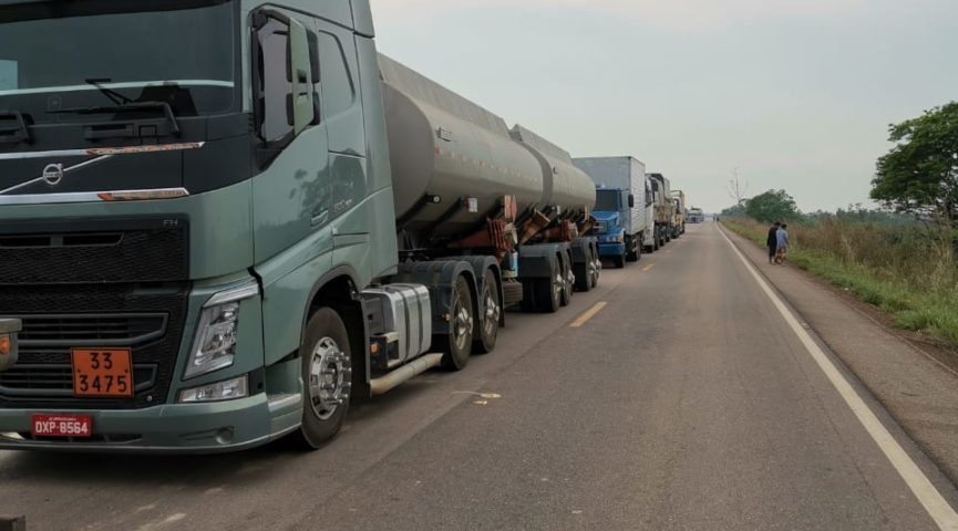 REVOLTANTE: Motoristas esperam 30h para atravessar balsa do Madeira e prometem bloquear BR-364