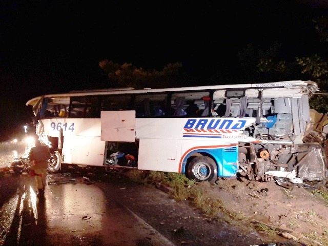 URGENTE: Colisão entre ônibus e carreta deixa mortos e feridos na BR-364