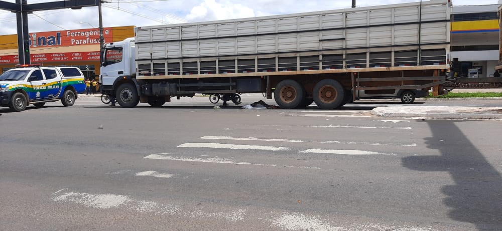 CRUZAMENTO: Idosa morre atropelada por carreta ao tentar atravessar BR-364