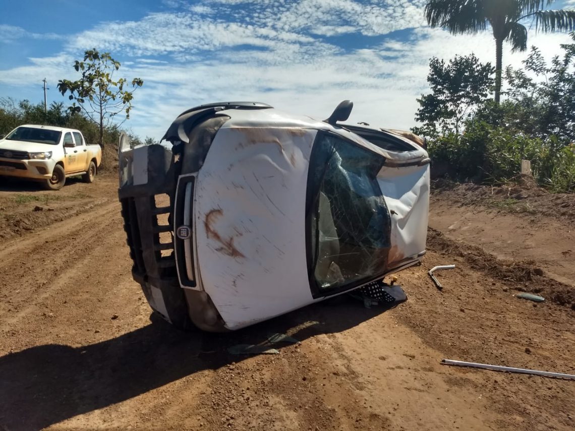 SUSTO: Veículo do DER capota em estrada vicinal após problemas mecânicos