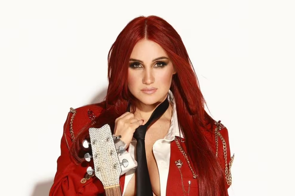 REBELDE: Após cinco anos, Dulce Maria comemora chegada ao Brasil