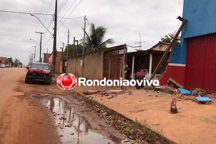 HOSPITALIZADA: Mulher perde controle da direção de carro e destrói muro de residência