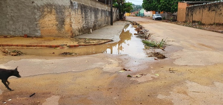 CENAS DA CIDADE: Asfalto da prefeitura sem drenagem revolta moradores na Zona Leste da capital 