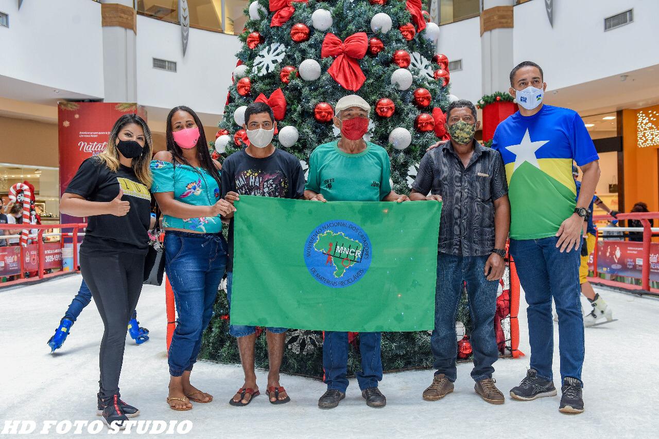 PRESENTE: Crianças da Vila Princesa ganham Natal divertido na pista de patinação no gelo da Lux Entretenimentos