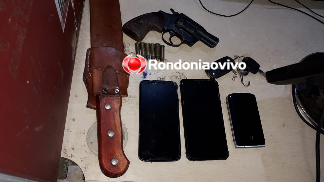 ATAQUES: Dois são presos em automóvel com arma de facção criminosa