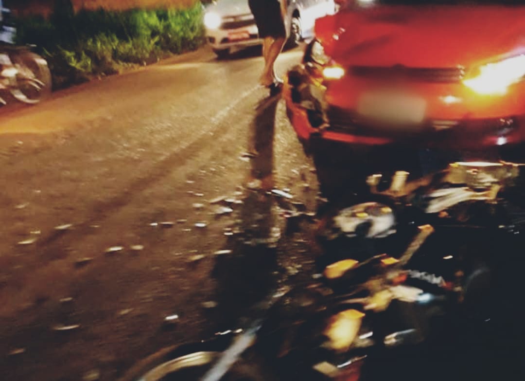 COLISÃO FRONTAL: Mulher em carro atinge motociclista ao realizar ultrapassagem