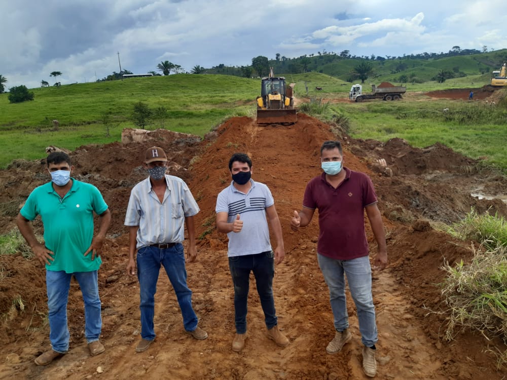 DEPUTADO: Mais um tubo armco destinado por Ezequiel Neiva é instalado em Corumbiara 