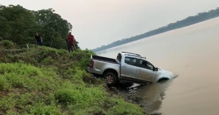 VÍDEO: Bombeiros resgatam caminhonete roubada que caiu em rio da balsa de bolivianos