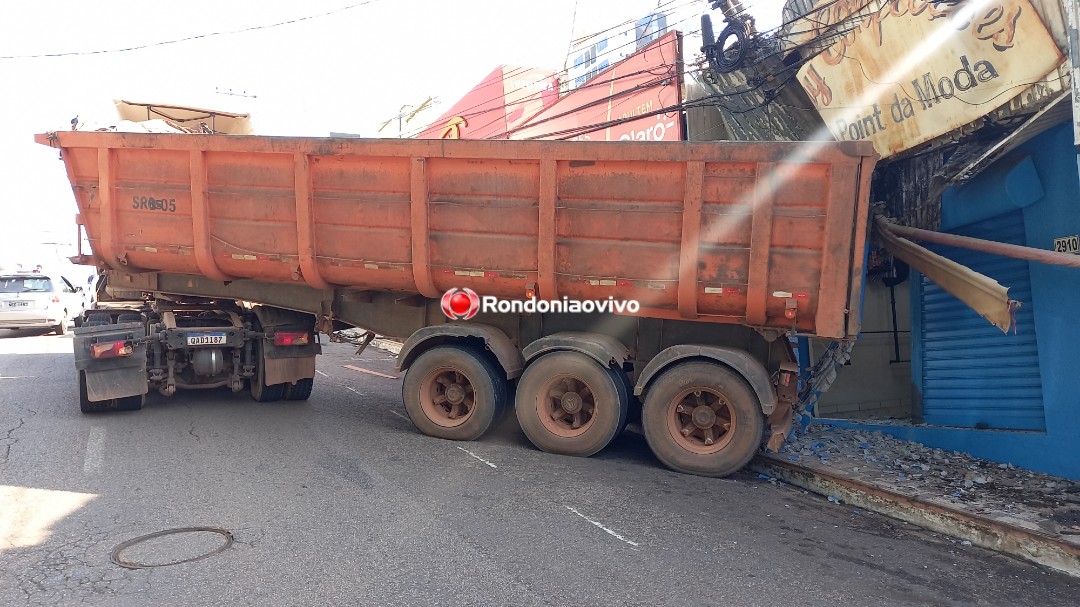 DESTRUIÇÃO: Caminhão caçamba desce ladeira desgovernado e atinge loja no Centro