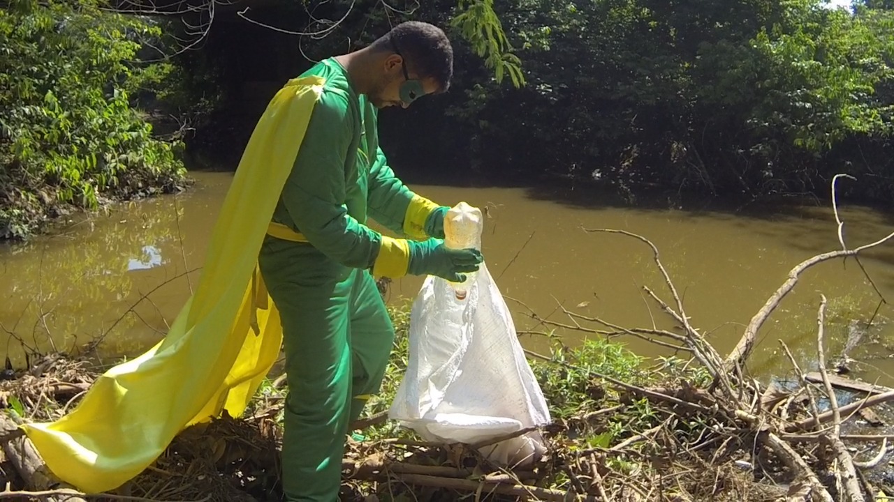 EM CACOAL: Parceria entre a MFM e SEMMA recolhe toneladas de lixo das margens do Rio Pirarara 