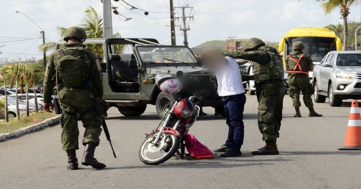 FLAGROU O ROUBO: Militar do Exército persegue e prende ladrão que assaltou mulher