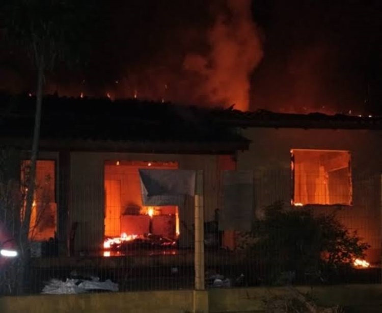 EMBRIAGADA: Mulher incendeia vila de apartamentos por ciúmes do marido em bebedeira