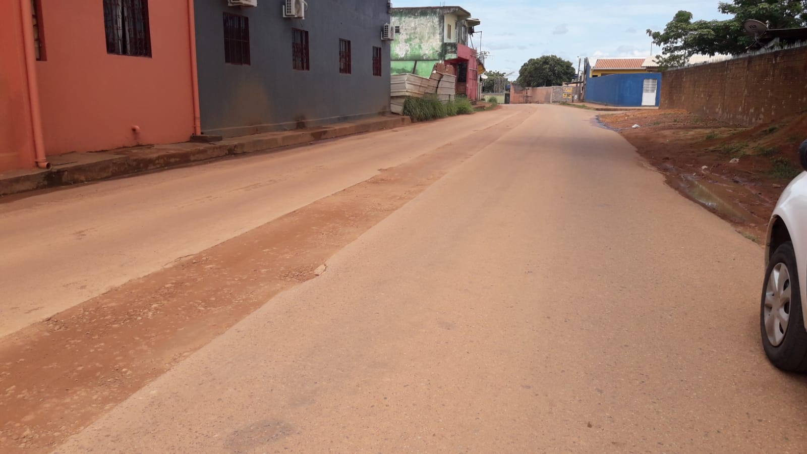 ZONA SUL: Rua Abacateiro tem buracos e lama após 3 meses de obras do DER