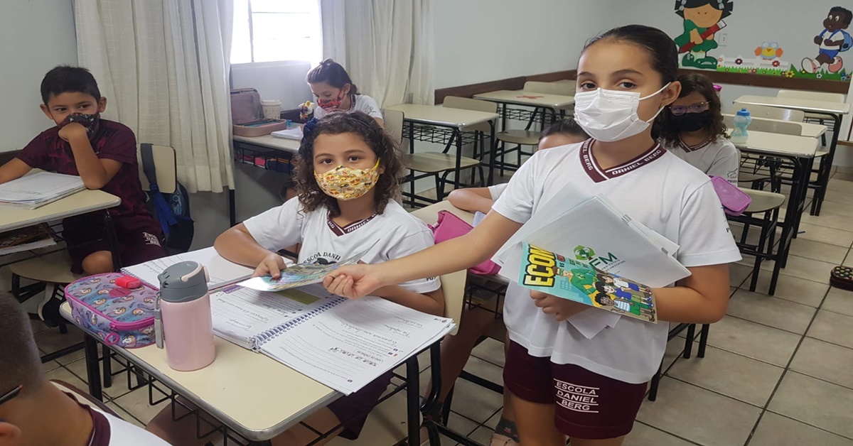 AÇÃO VOLUNTÁRIA: Personagem real de gibi do Ecoman distribui publicação em escola de Cacoal