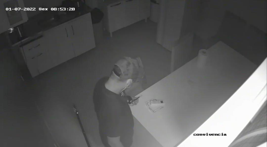 DESCARADO: Vídeo mostra ladrão furtando celular em hospital veterinário