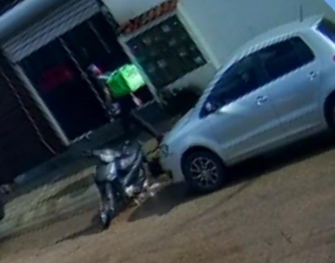 VEJA O MOMENTO: Falso motoboy de delivery é filmado furtando motocicleta no Centro