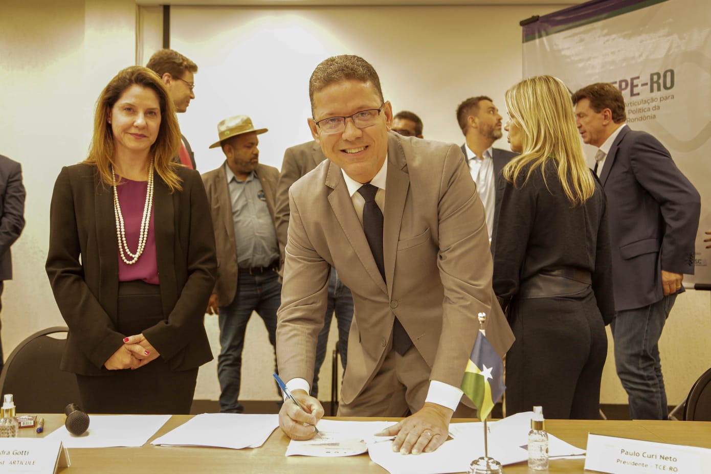 NO PAPEL: Compromisso com a Educação em RO é firmado por Marcos Rocha