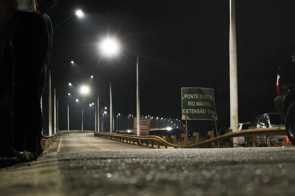 RIO MADEIRA: Mulher e dois homens são presos furtando fios da iluminação na ponte 