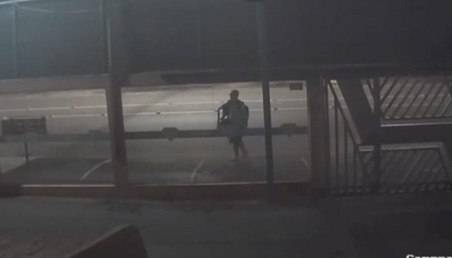VÍDEO: Ladrão tenta cometer furto em gráfica e é flagrado por câmeras de segurança
