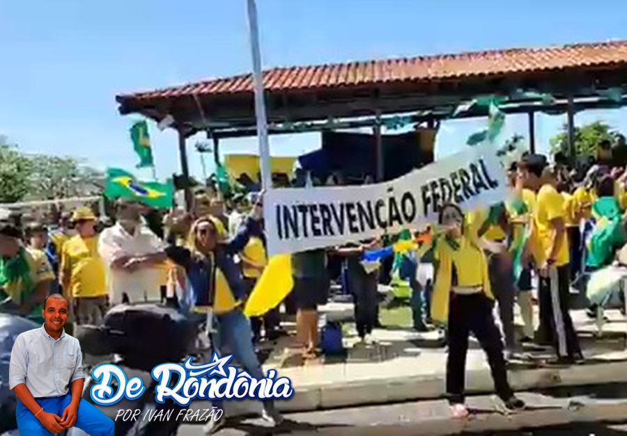 CONTRA: Manifestantes protestam pedindo intervenção militar em frente ao quartel da 17ª Brigada