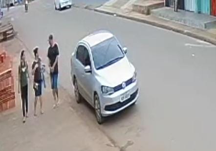 VÍDEO: Bandido em Voyage prata é flagrado roubando mulheres 