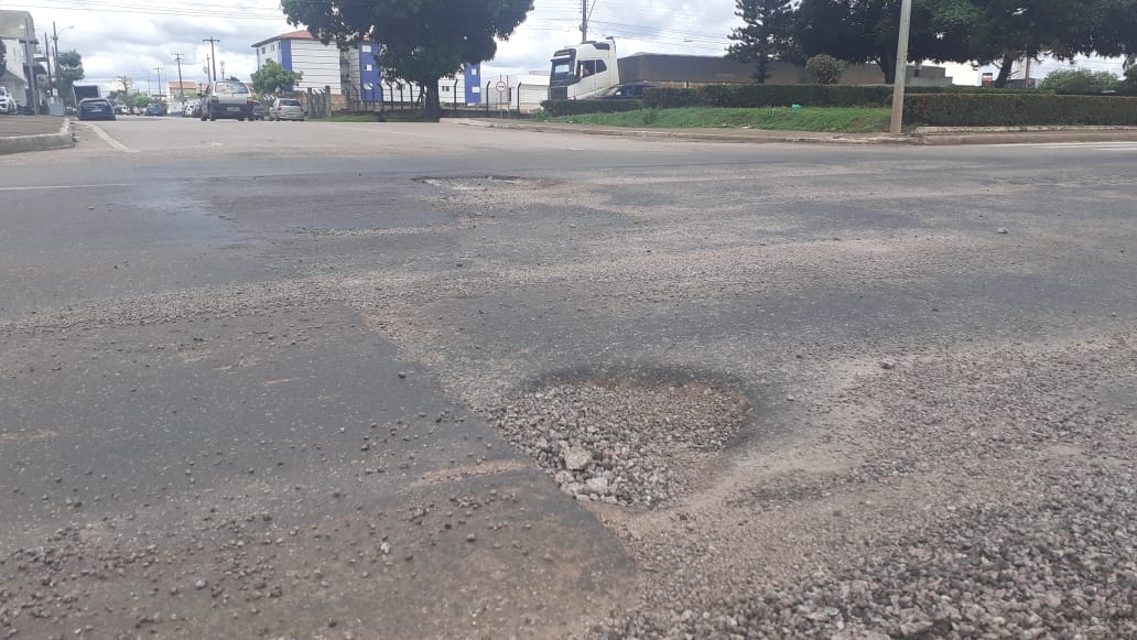 SERVIÇO PORCO: Asfalto ‘fanta’ da Avenida Jorge Teixeira não dura 10 dias