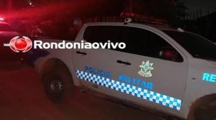 PAROU NA UPA: Criminosos em carro agridem homem a pauladas no meio da rua