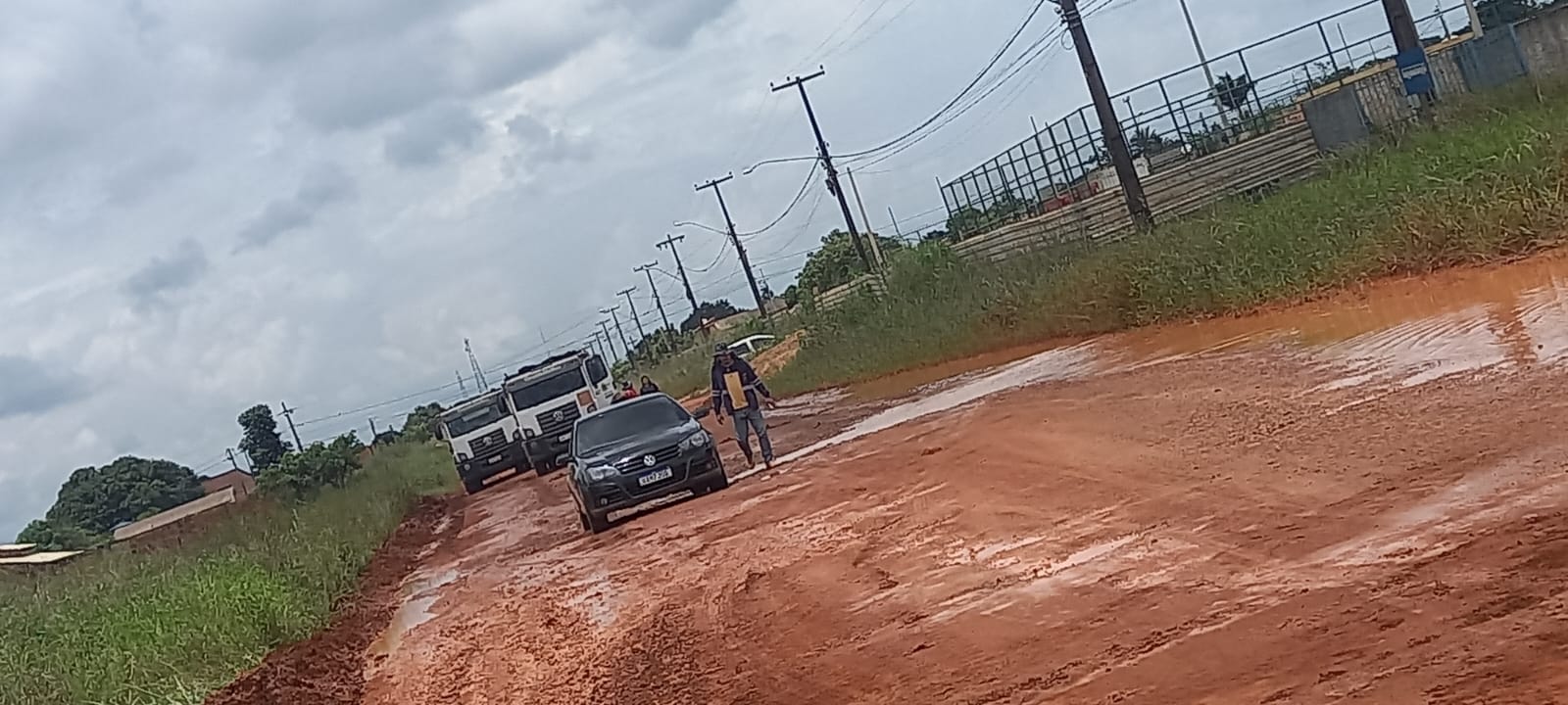 EDWILSON NEGREIROS: Vereador verifica de perto serviços de limpeza e encascalhamento no Mariana