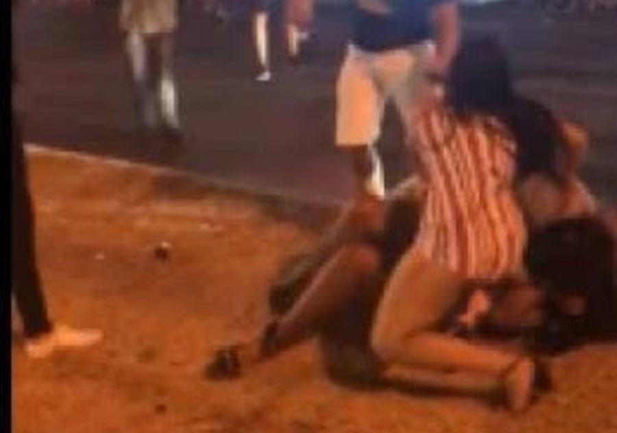 AINDA INSTIGOU: Homem deixa namorada ser espancada pela ex e outras mulheres no bar