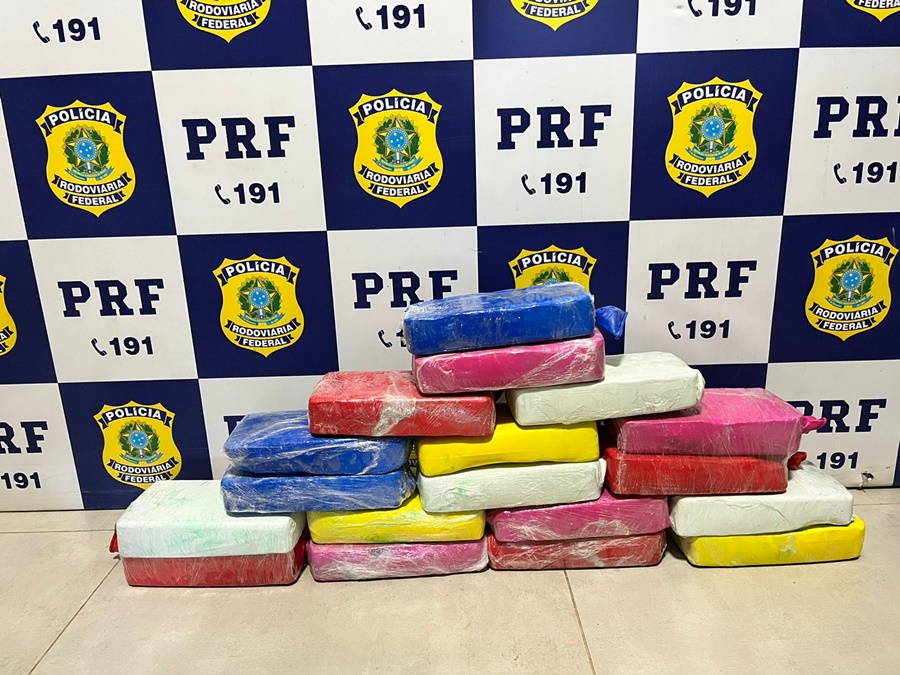 NA BR-364: Passageiro de ônibus fica nervoso ao ver a PRF e é pego com 19kg de droga