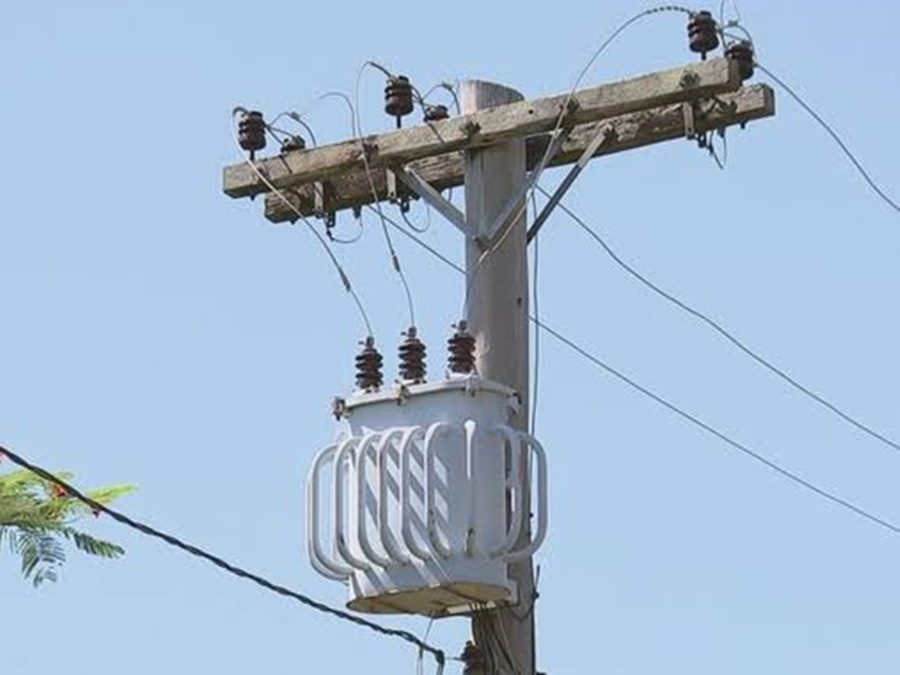 OUSADOS: Ladrões são flagrados arrancando transformador de poste em avenida 