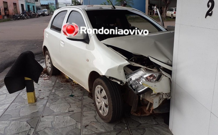 INVADIU: Carro Etios atinge restaurante após colisão com Fiat Strada no Centro 