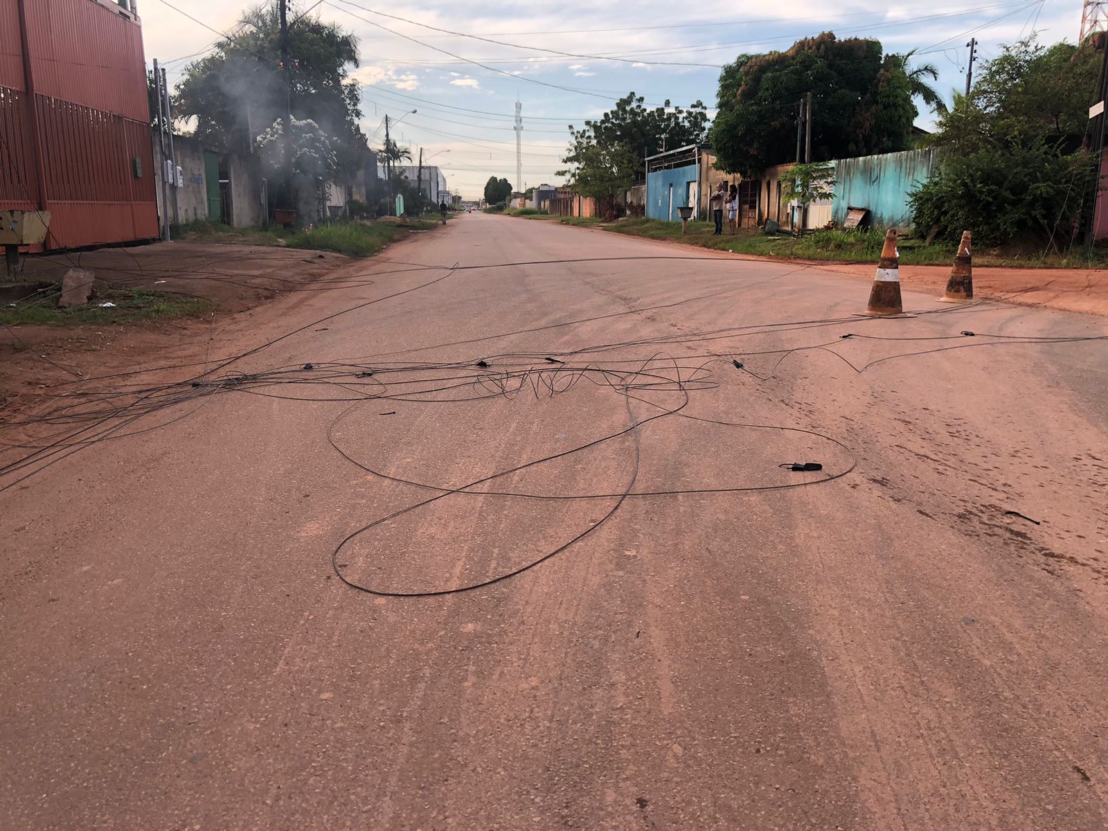 ENERGISADA: Mulher sofre acidente de moto ao passar por fiação caída na capital