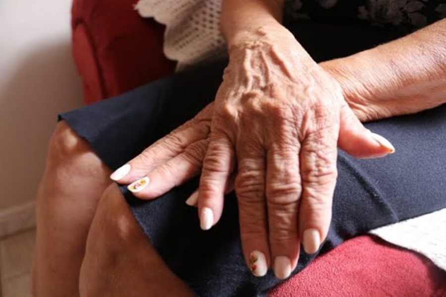 NA CAMA: Genro é flagrado pela filha abusando da sogra de 61 anos