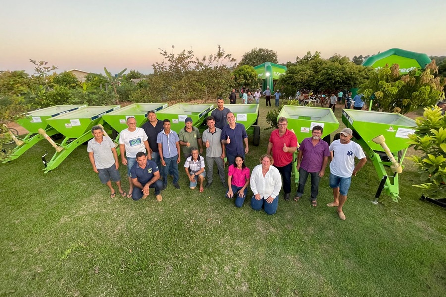 VALE DO ANARI: Alan Queiroz fortalece a agricultura familiar ao entregar implementos agrícolas