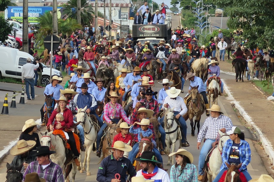 35° EDIÇÃO: Cavalgada de abertura da Expocol parou Colorado do Oeste