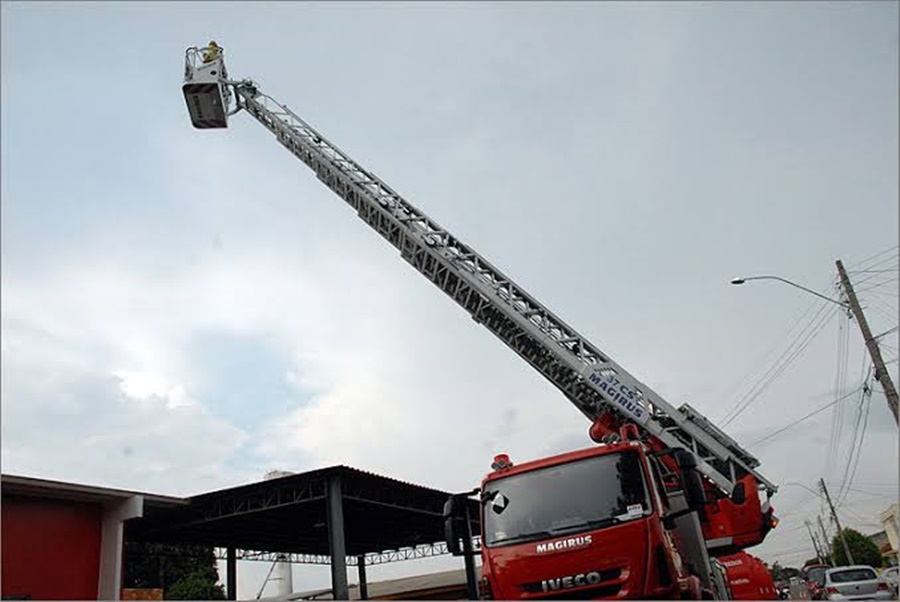 ESCADA MAGIRUS: Ação da PM com apoio dos Bombeiros acaba na prisão de ladrões de loja