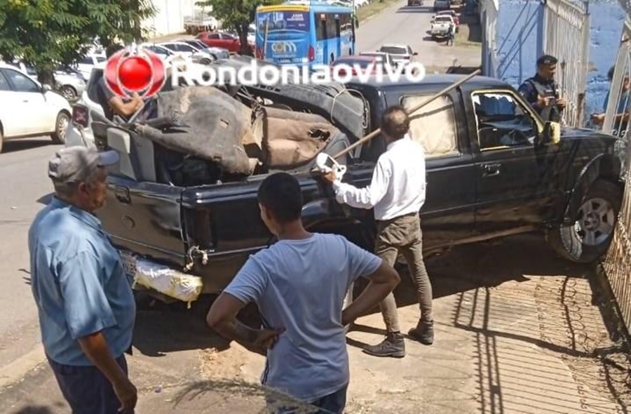 SEM FREIO: Motorista desce ladeira e caminhonete atinge portão de casa