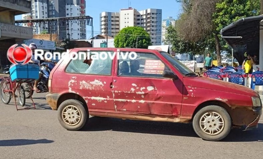 NO CENTRO: Motociclista avança preferencial e bate em cheio contra carro